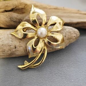 Vintage Beautiful AAi floral brooch With Faux Pearl Cabochon
